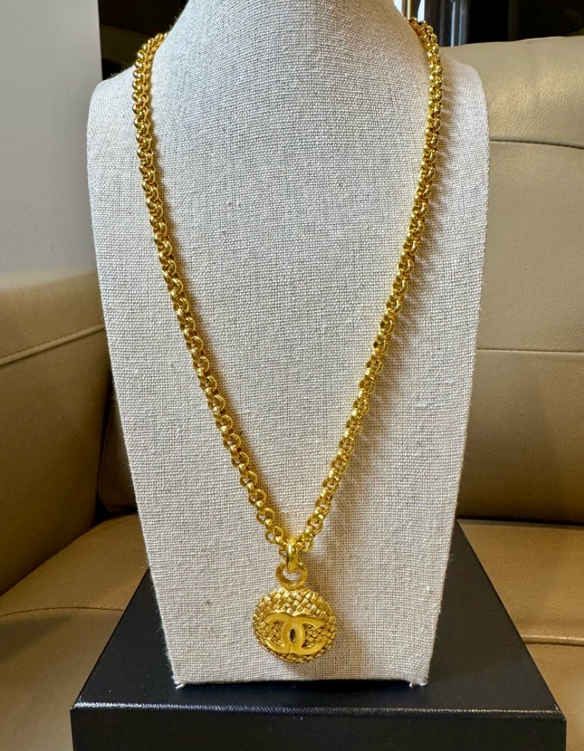 CHANEL Vintage 24K Gold-Plated Pendant Necklace – 1990s